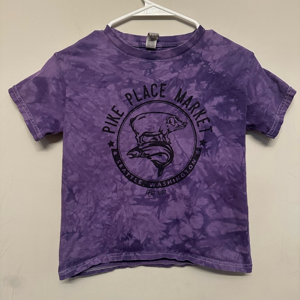 Gildan Seattle Pike Place Market Souvenir Purple Tie-Dye Short Sleeve Tee XS